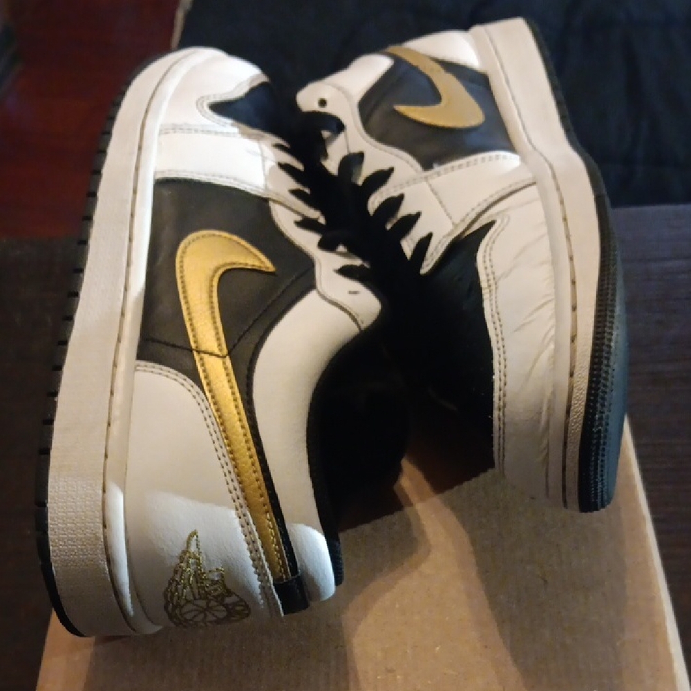 Jordan 1 Low Black White Metalic Gold Swoosh Mens 10 Womens 11.5 EUC - Picture 7 of 9